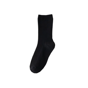 Chaussettes mi-mollet noires en coton pour femmes avec texture côtelée sur fond blanc neutre