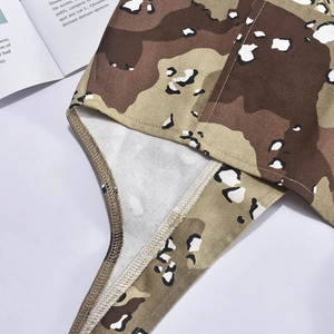 Détail du haut camouflage montrant le tissu en coton kaki et les coutures de précision