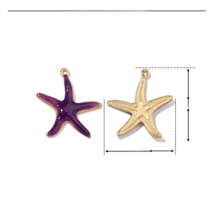 Vue détaillée des pendentifs étoile de mer 20x22mm en émail violet et finition dorée