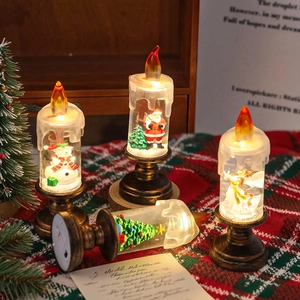 Détail de la bougie à eau LED de Noël avec figurine du Père Noël et liquide scintillant