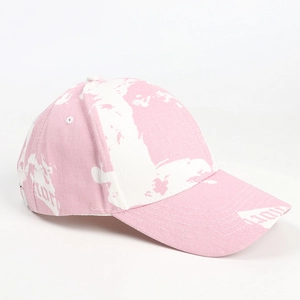Détail d'une casquette de baseball en coton tie-dye rose avec toile durable et coutures