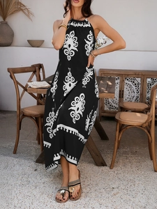 Details des böhmischen Neckholder-Kleids mit schwarz-weißem ethnischem Musterdesign