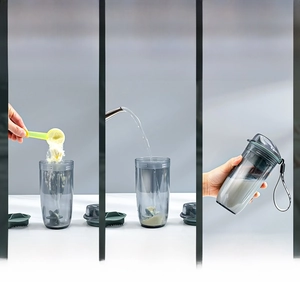 Guide du shaker : ajouter la poudre, verser l'eau et secouer avec la bille de mélange