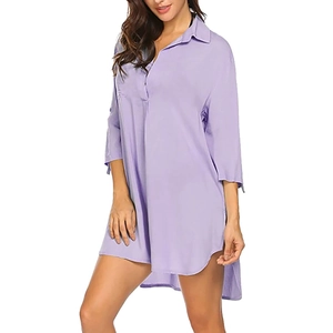 Detalle de blusa de gasa lavanda con cuello vuelto y tapeta de botones en el pecho