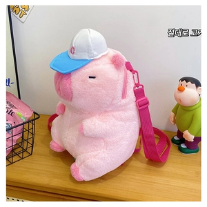 Detail of pink plush cartoon pig crossbody bag with adjustable strap and cap decoration
