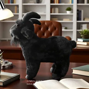 Peluche de chèvre de montagne noire réaliste avec cornes courbées dans un bureau
