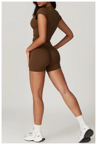 Vista posteriore del top sportivo marrone e pantaloncini yoga con effetto scrunch