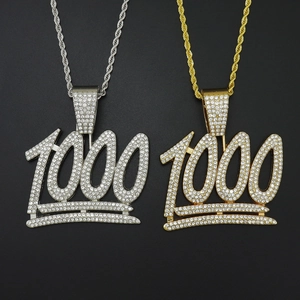 Détail des pendentifs hip-hop numéro 1000 en argent et plaqué or sertis de strass brillants