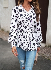 Détail de chemise femme à manches longues, imprimé léopard avec taille ajustée et boutons
