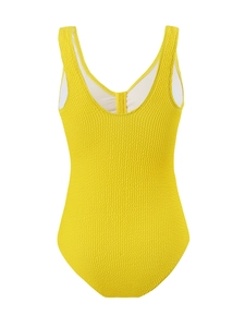 Détail d'un maillot de bain jaune une pièce avec tissu texturé et dos en U élégant