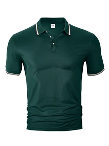 Détails du polo vert foncé avec col rayé et texture en maille de polyester