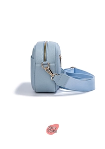 Vista laterale della piccola borsa a tracolla azzurra con trama litchi e dettagli dorati