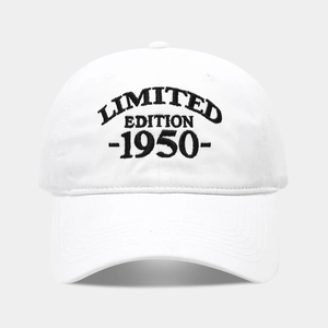 Vue détaillée de la broderie Limited Edition 1950 sur une casquette en coton blanc