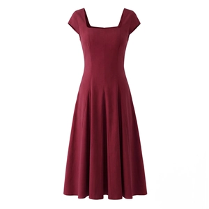 Robe rouge vin élégante à col carré avec détails plissés et silhouette trapèze