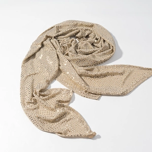 Détail de paillettes champagne scintillantes sur tissu élégant pour accessoire de robe