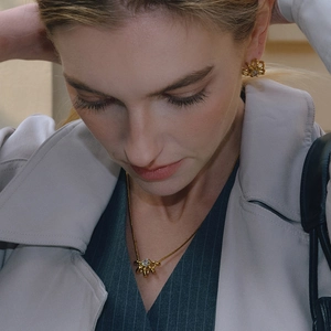 Ensemble de bijoux fleurs dorées avec collier pendentif en zircon et boucles d'oreilles