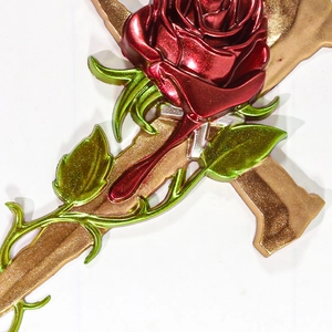 Foto macro de decoración de cruz con rosa roja y base de metal dorado con purpurina