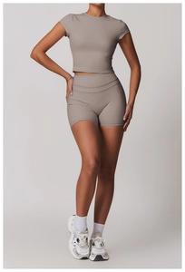 Dettaglio del set da yoga color talpa con pantaloncini a vita alta e tessuto spazzolato