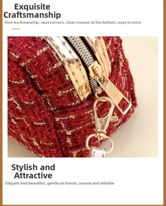 Nahaufnahme der roten Tweed-Kosmetiktasche mit goldenem Reißverschluss und Karabiner