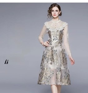 Detailaufnahme floraler Stickerei und Perlenverzierung am Mesh-Spitzenkleid