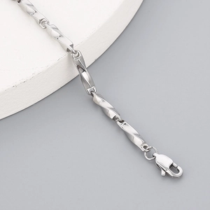 Bracelet Mobius pour homme en acier titane poli avec fermoir mousqueton robuste