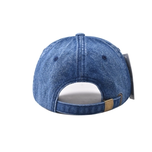Dettaglio posteriore di cappello in denim con cinturino regolabile in fibbia d'ottone