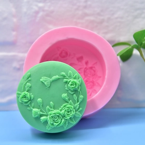 Moule rond en silicone pour savon et bougies avec relief 3D de roses et de papillons