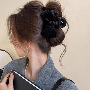 Elegant large black velvet bow hair claw clip for women's autumn and winter hairstyles
