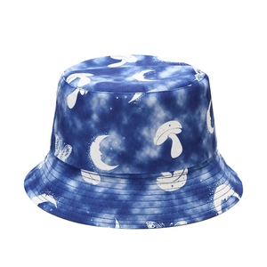 Cappello da pescatore tie-dye blu e bianco con motivi a fungo e luna per lo stile outdoor