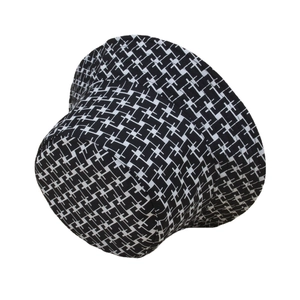 Cappello a secchiello classico a scacchi bianchi e neri per protezione solare vista a 45 gradi