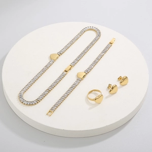 Ensemble détaillé de collier coeur plaqué or 18K, bracelet, boucles d'oreilles et bague