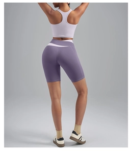 Vue arrière d'un soutien-gorge de sport violet à fort impact avec leggings en patchwork