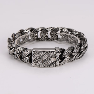 Détail de bracelet en acier inoxydable lourd avec motifs rayés gravés de style vintage