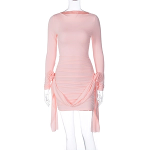 Robe moulante rose à manches longues avec tissu froncé et détails de roses 3D