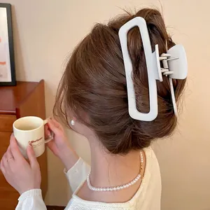 Pinza per capelli rettangolare vuota bianco crema opaco mostrata su una donna che acconcia