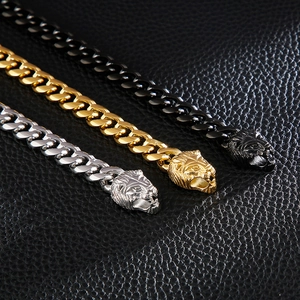 Vue détaillée des bracelets gourmettes tête de lion en or, argent et noir sur cuir
