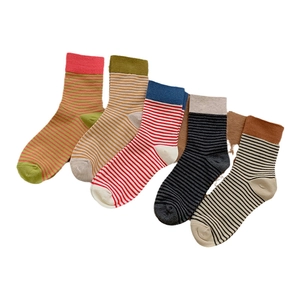 Cinq paires de chaussettes rayées en coton de style japonais en divers coloris