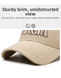 Vue macro d'une casquette beige avec texture à chevrons et visière rigide stylée