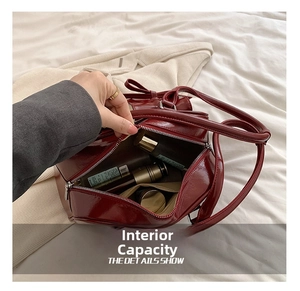 Intérieur spacieux du sac bandoulière en cuir verni rouge avec compartiment principal