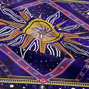 Böhmischer Tarot-Sonnenteppich mit astrologischen Mustern auf tiefviolettem Stoff