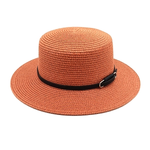 Détail du chapeau de paille caramel avec ruban noir et boucle métallique argentée