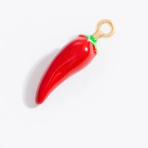 Détail d'un pendentif piment rouge avec tige verte et accessoire anneau doré