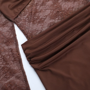 Détail de l'épissage de dentelle marron et de la texture du tissu sur robe longue