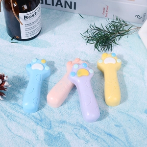 Dettaglio di quattro stampi in resina zampa di gatto in blu, rosa, viola e giallo