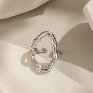 Nahaufnahme des silbernen Rings mit Lavastruktur und Zirkonia auf minimalistischer Basis