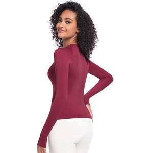 Dettaglio del polsino della maglia sportiva bordeaux a maniche lunghe con vestibilità slim