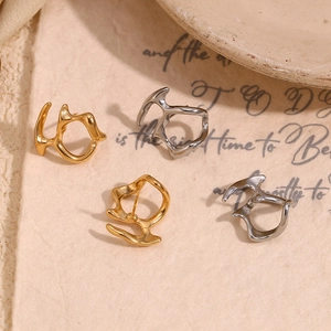 Boucles D'Oreilles Masque Abstrait En Acier Inoxydable Plaqué Or 18K Avec Tige En Acier Inoxydable Et Design Géométrique
