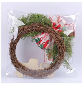 Detail von Weihnachtskranz mit rotem LKW-Motiv, grünen Tannennadeln und roten Beeren Dekoration