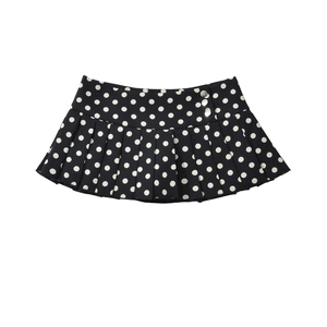 Mini-jupe plissée noire à pois blancs avec boutons argentés décoratifs latéraux