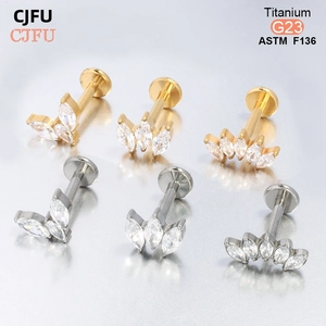 Gros plan sur piercings labret en titane G23 avec zircons taille marquise et tiges